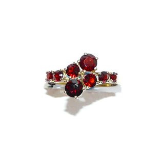 Vintage-Einzelstück, Granatring aus 333 Gold "Toi et Moi" Schienenenden laufen oben geschwungen nebeneinander in Krappenfassungen aus, 8 funkelnd facettierte, runde Granate in schönem Rot im Größenverlauf, Ringweite 53, um 1970 - Goldschmiede Danilo
