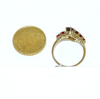 Vintage-Einzelstück, Granatring aus 333 Gold "Toi et Moi" Schienenenden laufen oben geschwungen nebeneinander in Krappenfassungen aus, 8 funkelnd facettierte, runde Granate in schönem Rot im Größenverlauf, Ringweite 53, um 1970 - Goldschmiede Danilo