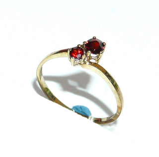 Vintage-Einzelstück, zierlicher Granatring aus 333 Gold "Toi et Moi / Du & ich" zwei funkelnd facettierte, runde, handgeschliffene Granate gehalten in Krappenfassungen, Ringweite 54, um 1955 - Goldschmiede Danilo