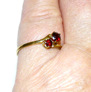 Vintage-Einzelstück, zierlicher Granatring aus 333 Gold "Toi et Moi / Du & ich" zwei funkelnd facettierte, runde, handgeschliffene Granate gehalten in Krappenfassungen, Ringweite 54, um 1955 - Goldschmiede Danilo