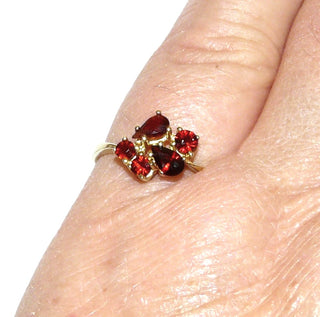 Vintage-Einzelstück, Granatring aus 333 Gold mit facettierten, handgeschliffenen Granaten, 3 runde & 2 tropfenförmige, leuchtend rote Steine in Krappenfassungen, Ringweite 57, um 1965 - Goldschmiede Danilo
