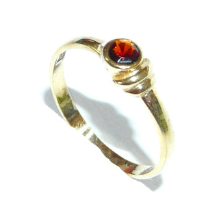 Vintage-Einzelstück, Granatring aus 333 Gold, 1 runder facettierter Granat in Zargenfassung, asymmetrisch auf einer Seite 2 aufgesetzte Halbösen, Ringweite 56,5, VEB Zwickauer Edelschmiede um 1970 - Goldschmiede Danilo