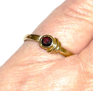 Vintage-Einzelstück, Granatring aus 333 Gold, 1 runder facettierter Granat in Zargenfassung, asymmetrisch auf einer Seite 2 aufgesetzte Halbösen, Ringweite 56,5, VEB Zwickauer Edelschmiede um 1970 - Goldschmiede Danilo