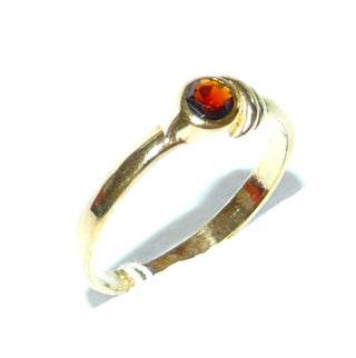 Vintage-Einzelstück, Granatring aus 333 Gold, 1 runder facettierter Granat in Zargenfassung, asymmetrisch auf einer Seite 2 aufgesetzte Halbösen, Ringweite 56,5, VEB Zwickauer Edelschmiede um 1970 - Goldschmiede Danilo