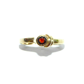 Vintage-Einzelstück, Granatring aus 333 Gold, 1 runder facettierter Granat in Zargenfassung, asymmetrisch auf einer Seite 2 aufgesetzte Halbösen, Ringweite 56,5, VEB Zwickauer Edelschmiede um 1970 - Goldschmiede Danilo