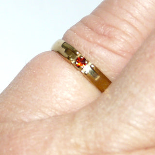 Vintage-Einzelstück, zierlicher Granatring aus 333 Gold mit einem runden Granat, Verlobungsring, Beisteckring, hochgezogenes Oberteil mit gleichlaufender Schiene & ausgefeilter Krappenfassung, Ringweite 49, VEB Zwickauer Edelschmiede um 1970 - Goldschmiede Danilo