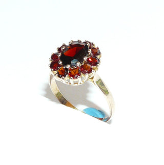 Vintage-Einzelstück, Granatring aus 333 Gold mit einem breitovalen & 10 kleineren runden, facettierten Böhmischen Granaten im Altschliff, ovale Rosette mit einem Drahtkörbchen als Fingerauflage, Cocktailring, Krappenfassungen, Ringweite 58,5, um 1960 - Goldschmiede Danilo