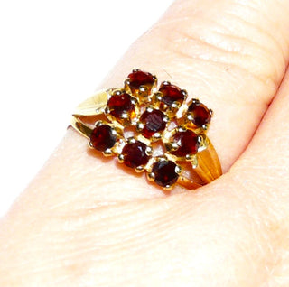 Vintage-Einzelstück, Granatring aus 333 Gold mit 9 gleichgroßen runden, als luftiges Quadrat angeordneten Granaten in Krappenfassungen im Brillantschliff, Ringweite 56, Herrmann Bauer Schwäbisch Gmünd, Modernismus um 1960 - Goldschmiede Danilo