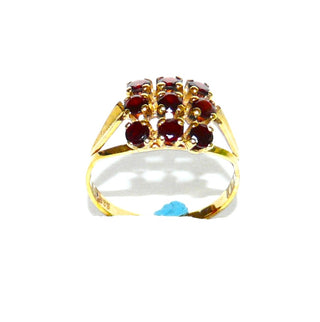 Vintage-Einzelstück, Granatring aus 333 Gold mit 9 gleichgroßen runden, als luftiges Quadrat angeordneten Granaten in Krappenfassungen im Brillantschliff, Ringweite 56, Herrmann Bauer Schwäbisch Gmünd, Modernismus um 1960 - Goldschmiede Danilo