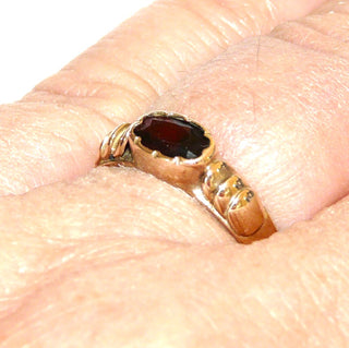 DDR-Einzelstück, Vintage Granatring aus 333 Gold mit einem ovalen facettierten Granat quer zum Finger, Vorsteckring, fast gleichlaufende Schiene mit je 3 aufgesetzten Plättchen, Blütenfassung / Zarge, Ringweite 57, Gold- & Silberschmiede Köthen DDR-Schmuck um 1970 - Goldschmiede Danilo