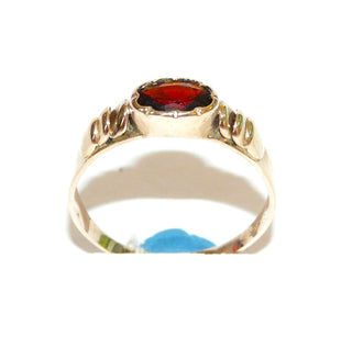 DDR-Einzelstück, Vintage Granatring aus 333 Gold mit einem ovalen facettierten Granat quer zum Finger, Vorsteckring, fast gleichlaufende Schiene mit je 3 aufgesetzten Plättchen, Blütenfassung / Zarge, Ringweite 57, Gold- & Silberschmiede Köthen DDR-Schmuck um 1970 - Goldschmiede Danilo