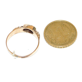 DDR-Einzelstück, Vintage Granatring aus 333 Gold mit einem ovalen facettierten Granat quer zum Finger, Vorsteckring, fast gleichlaufende Schiene mit je 3 aufgesetzten Plättchen, Blütenfassung / Zarge, Ringweite 57, Gold- & Silberschmiede Köthen DDR-Schmuck um 1970 - Goldschmiede Danilo