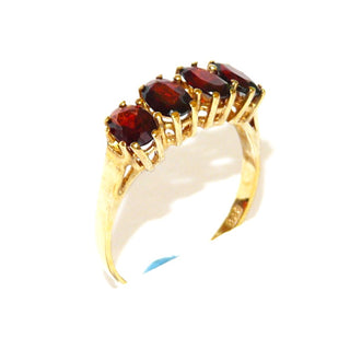 Vintage-Einzelstück, Granatring aus 333 Gold mit 4 gleichgroßen ovalen Granaten in Krappenfassungen, in einer Reihe quer nebeneinander, Ringweite 60, um 1970 - Goldschmiede Danilo
