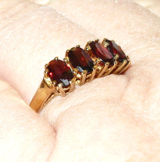 Vintage-Einzelstück, Granatring aus 333 Gold mit 4 gleichgroßen ovalen Granaten in Krappenfassungen, in einer Reihe quer nebeneinander, Ringweite 60, um 1970 - Goldschmiede Danilo