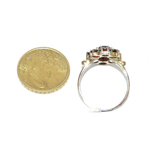 Vintage-Einzelstück, Granatring aus 333 Gold mit einem langovalen & 8 runden, funkelnd facettierten Granate in schöner Farbe, ovale Rosette in Krappenfassungen, 2 Kügelchen als Übergang zur Ringschiene, Ringweite 54,5, um 1960, Friedrich Hutte Pforzheim - Goldschmiede Danilo