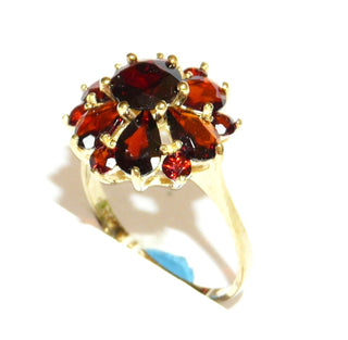 Vintage-Einzelstück, Granatring aus 333 Gold als runde Rosette, 7 runde sowie 6 Tropfen, mit einem größeren Altschliff-Granat in der Mitte,  Krappenfassungen, Ringweite 54,5, um 1970 - Goldschmiede Danilo