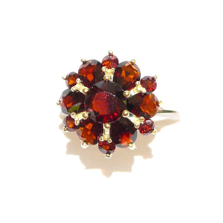 Vintage-Einzelstück, Granatring aus 333 Gold als runde Rosette, 7 runde sowie 6 Tropfen, mit einem größeren Altschliff-Granat in der Mitte,  Krappenfassungen, Ringweite 54,5, um 1970 - Goldschmiede Danilo