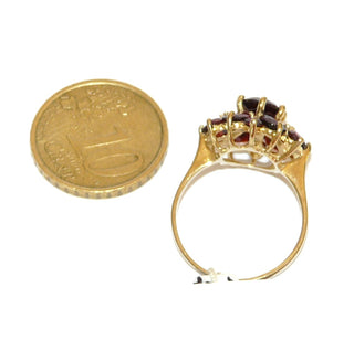 Vintage-Einzelstück, Granatring aus 333 Gold als runde Rosette, 7 runde sowie 6 Tropfen, mit einem größeren Altschliff-Granat in der Mitte,  Krappenfassungen, Ringweite 54,5, um 1970 - Goldschmiede Danilo
