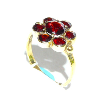 Vintage-Einzelstück, Granatring aus 333 Gold mit 6 kleineren & 1 größeren runden, funkelnd von Hand facettierten böhmischen Granaten im Altschliff, runde Rosette aus Zargen- und einer Krappenfassung in der Mitte, Millesgriffes-Ränder, Ringweite 50,5, später Jugendstil um 1910 - Goldschmiede Danilo