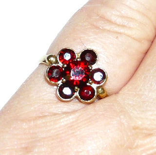 Vintage-Einzelstück, Granatring aus 333 Gold mit 6 kleineren & 1 größeren runden, funkelnd von Hand facettierten Granaten im Altschliff, runde Rosette aus Zargen- und einer Krappenfassung in der Mitte, Millesgriffes-Ränder, Ringweite 50,5, später Jugendstil um 1910 - Goldschmiede Danilo