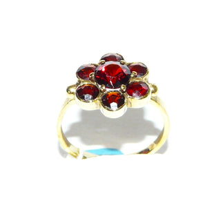 Vintage-Einzelstück, Granatring aus 333 Gold mit 6 kleineren & 1 größeren runden, funkelnd von Hand facettierten Granaten im Altschliff, runde Rosette aus Zargen- und einer Krappenfassung in der Mitte, Millesgriffes-Ränder, Ringweite 50,5, später Jugendstil um 1910 - Goldschmiede Danilo