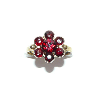 Vintage-Einzelstück, Granatring aus 333 Gold mit 6 kleineren & 1 größeren runden, funkelnd von Hand facettierten Granaten im Altschliff, runde Rosette aus Zargen- und einer Krappenfassung in der Mitte, Millesgriffes-Ränder, Ringweite 50,5, später Jugendstil um 1910 - Goldschmiede Danilo