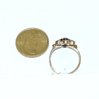 Vintage-Einzelstück, Granatring aus 333 Gold mit 6 kleineren & 1 größeren runden, funkelnd von Hand facettierten Granaten im Altschliff, runde Rosette aus Zargen- und einer Krappenfassung in der Mitte, Millesgriffes-Ränder, Ringweite 50,5, später Jugendstil um 1910 - Goldschmiede Danilo