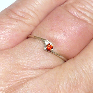 Vintage-Einzelstück, zierlicher  Granatring aus 333 Weißgold, mit einem facettierten, runden Granat & einem Diamant im Achtkantschliff in 3-Krapperfassungen, Ringweite 55, Hans Rivoir Pforzheim um 1978-1982 - Goldschmiede Danilo