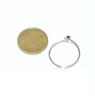 Vintage-Einzelstück, zierlicher  Granatring aus 333 Weißgold, mit einem facettierten, runden Granat & einem Diamant im Achtkantschliff in 3-Krapperfassungen, Ringweite 55, Hans Rivoir Pforzheim um 1978-1982 - Goldschmiede Danilo
