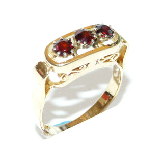 Vintage-Einzelstücke, handgefertigter Granatring aus 585 Gold mit 4 runden, handgeschliffenen Altschliff-Granaten, mit Krappenfassungen aus Weißgold, Granate in einer Reihe quer nebeneinander in einem geraden Oval mit Stöppeln eingefügt, Seitenflächen mit Schnörkeln, Ringweite 56,5, um 1960 Goldschmiede Danilo