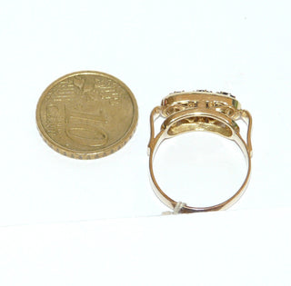 Vintage-Einzelstücke, handgefertigter Granatring aus 585 Gold mit 4 runden, handgeschliffenen Altschliff-Granaten, mit Krappenfassungen aus Weißgold, Granate in einer Reihe quer nebeneinander in einem geraden Oval mit Stöppeln eingefügt, Seitenflächen mit Schnörkeln, Ringweite 56,5, um 1960 Goldschmiede Danilo