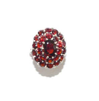 Vintage-Einzelstück, großer Granatring in 3 leicht gewölbten Ebenen aus 585 Gold, ein größerer ovaler & 24 kleinere runde, funkelnd facettierte Altschliff-Granate in schöner Farbe bilden eine ovale Rosette, Cocktailring mit einem Drahtkörbchen & Krappenfassungen, Ringweite 54, um 1960 - Goldschmiede Danilo