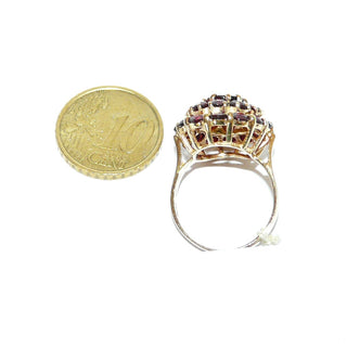 Vintage-Einzelstück, großer Granatring in 3 leicht gewölbten Ebenen aus 585 Gold, ein größerer ovaler & 24 kleinere runde, funkelnd facettierte Altschliff-Granate in schöner Farbe bilden eine ovale Rosette, Cocktailring mit einem Drahtkörbchen & Krappenfassungen, Ringweite 54, um 1960 - Goldschmiede Danilo