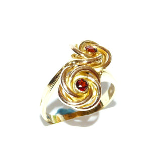 Vintage-Einzelstück, Granatring aus massiv 585 Gold, eine Mariage aus Gründerzeit-Knotenohrschmuck, umgearbeitet in einen Ring, zwei funkelnd facettierte Altschliff-Granate Zargenfassungen, Ringweite 58, Historismus 1870-1900 - Goldschmiede Danilo