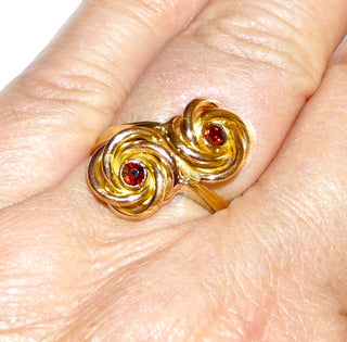 Vintage-Einzelstück, Granatring aus massiv 585 Gold, eine Mariage aus Gründerzeit-Knotenohrschmuck, umgearbeitet in einen Ring, zwei funkelnd facettierte Altschliff-Granate Zargenfassungen, Ringweite 58, Historismus 1870-1900 - Goldschmiede Danilo