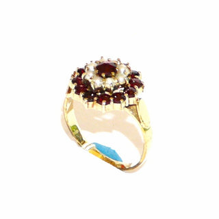 Vintage-Einzelstück ,Granatring aus 585 Gold mit 12 kleineren & einem größeren runden, facettierten Granaten im Sternschliffe, runde Rosette mit 8 Halbperlen, Orientperlen in Krappenfassungen, Ringweite 49, Belle Epoque um 1900 - Goldschmiede Danilo