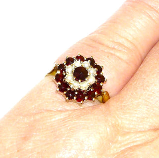 Vintage-Einzelstück ,Granatring aus 585 Gold mit 12 kleineren & einem größeren runden, facettierten Granaten im Sternschliffe, runde Rosette mit 8 Halbperlen, Orientperlen in Krappenfassungen, Ringweite 49, Belle Epoque um 1900 - Goldschmiede Danilo