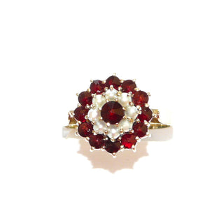 Vintage-Einzelstück ,Granatring aus 585 Gold mit 12 kleineren & einem größeren runden, facettierten Granaten im Sternschliffe, runde Rosette mit 8 Halbperlen, Orientperlen in Krappenfassungen, Ringweite 49, Belle Epoque um 1900 - Goldschmiede Danilo
