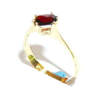 Vintage-Einzelstück, Verlobungsring, Granatring aus 585 Gold mit einem ovalen Granat im Sternschliff in 6-Krappenfassung gehalten, diagonal, hochgezogene, spitz zulaufende Zungenschiene, Ringweite 56,5, Schmuckgenossenschaft GTP-Pforzheim um 1971-1975 - Goldschmiede Danilo