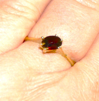 Vintage-Einzelstück, Verlobungsring, Granatring aus 585 Gold mit einem ovalen Granat im Sternschliff in 6-Krappenfassung gehalten, diagonal, hochgezogene, spitz zulaufende Zungenschiene, Ringweite 56,5, Schmuckgenossenschaft GTP-Pforzheim um 1971-1975 - Goldschmiede Danilo