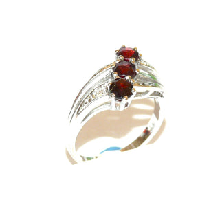 Vintage-Einzelstück, Granatring aus 585 Weißgold mit 3 facettierten runden Granaten im Sternschliff in 6-Krapperfassungen & 2 Diamanten im Achtkantschliff im Pavé in der 3-geteilten Ringschiene eingefaßt, Ringweite 50,5, Cocktailring um 1960 - Goldschmiede Danilo