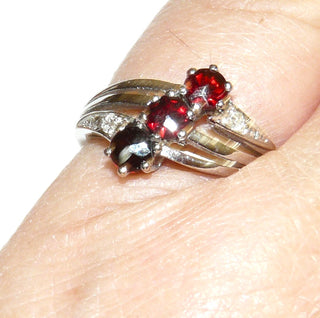 Vintage-Einzelstück, Granatring aus 585 Weißgold mit 3 facettierten runden Granaten im Sternschliff in 6-Krapperfassungen & 2 Diamanten im Achtkantschliff im Pavé in der 3-geteilten Ringschiene eingefaßt, Ringweite 50,5, Cocktailring um 1960 - Goldschmiede Danilo