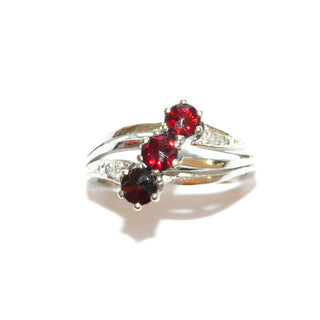 Vintage-Einzelstück, Granatring aus 585 Weißgold mit 3 facettierten runden Granaten im Sternschliff in 6-Krapperfassungen & 2 Diamanten im Achtkantschliff im Pavé in der 3-geteilten Ringschiene eingefaßt, Ringweite 50,5, Cocktailring um 1960 - Goldschmiede Danilo