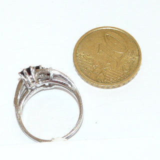 Vintage-Einzelstück, Granatring aus 585 Weißgold mit 3 facettierten runden Granaten im Sternschliff in 6-Krapperfassungen & 2 Diamanten im Achtkantschliff im Pavé in der 3-geteilten Ringschiene eingefaßt, Ringweite 50,5, Cocktailring um 1960 - Goldschmiede Danilo