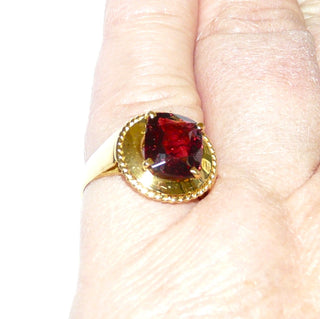 Vintage-Einzelstück, Unikat-Granatring aus 750 Gold mit einem funkelnd facettierten, antikovalen Almandin-Granat von 3,46 Karat, in einer Krappenfassung gehalten, sehr schöne natürliche Einschlüsse, Handarbeit mit Kordelrand, Ringweite 54, um 1960 - Goldschmiede Danilo