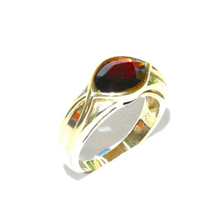 Vintage-Einzelstück, Granatring "Auge", auch schön als Herrenring aus massiv 333 Gold mit einem ovalen, facettierten Granat quer zum Finger, von 2 geschwungenen Drahtlinien in Navetteform gefaßt, feurig dunkelrot, Ringweite 58, um 1980 - Goldschmiede Danilo
