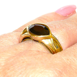 Vintage-Einzelstück, Granatring "Auge", auch schön als Herrenring aus massiv 333 Gold mit einem ovalen, facettierten Granat quer zum Finger, von 2 geschwungenen Drahtlinien in Navetteform gefaßt, feurig dunkelrot, Ringweite 58, um 1980 - Goldschmiede Danilo