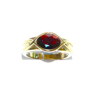 Vintage-Einzelstück, Granatring "Auge", auch schön als Herrenring aus massiv 333 Gold mit einem ovalen, facettierten Granat quer zum Finger, von 2 geschwungenen Drahtlinien in Navetteform gefaßt, feurig dunkelrot, Ringweite 58, um 1980 - Goldschmiede Danilo