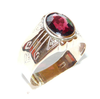 Vintage-Einzelstück, Granatring, Bandring, Herrenring aus 333 Roségold mit einem großen ovalen, funkelnd facettierten Stein in Zargenfassung gehalten, gestichelte Handgravur-Linien in Form von Dreiecken & Rauten, ein leuchtender Granat in feurig dunkelrot in der Mitte, Ringweite 62, Art Deco um 1925 - Goldschmiede Danilo