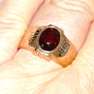 Vintage-Einzelstück, Granatring, Bandring, Herrenring aus 333 Roségold mit einem großen ovalen, funkelnd facettierten Stein in Zargenfassung gehalten, gestichelte Handgravur-Linien in Form von Dreiecken & Rauten, ein leuchtender Granat in feurig dunkelrot in der Mitte, Ringweite 62, Art Deco um 1925 - Goldschmiede Danilo